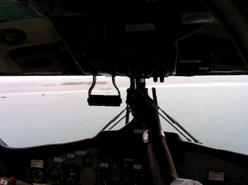 Coming in to land at Ellaidhoo, showing the small neighbouring island's telecom tower.  (98k)