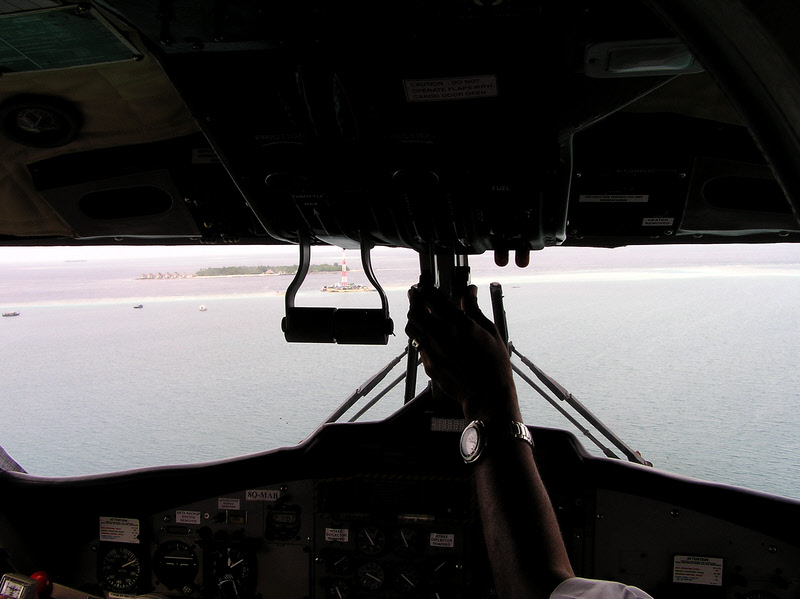 Coming in to land at Ellaidhoo, showing the small neighbouring island's telecom tower. (98k)