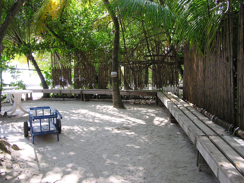 Area next to the dive centre used for kitting up before shore-diving on the house reef. (248k)