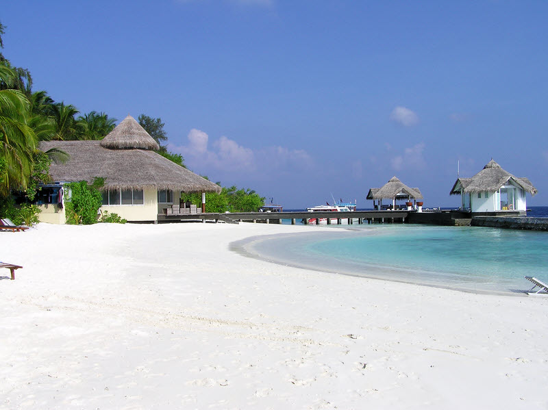 The beach in front of our room, with the dive centre building and the jetty and dock area. (74k)