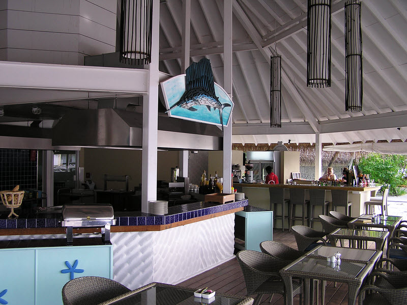 The Pool bar and restaurant area. The chefs work behind the counter at the left. (131k)