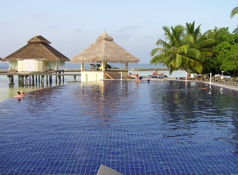 The pool area. There's not much shade here. (176k)