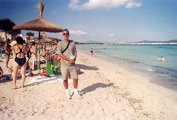 Beach in front of the Hotel Condessa de Bahia. (57k)