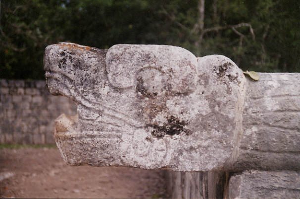 Mayan sculptures everywhere (43k)