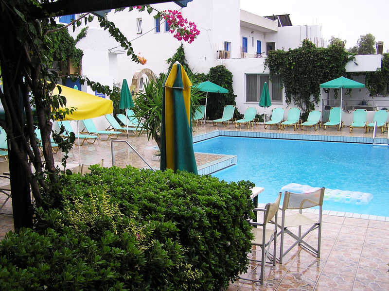 The swimming pool at the Kostas-Chrysoulla Studios fills up in a rare rainshower. Photo taken from the covered bar area. (98k)