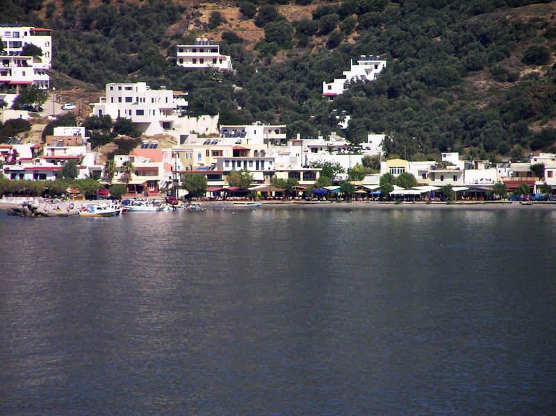 Looking back towards the jetty (left) and tavernas (centre), from the far side of the bay. (94k)