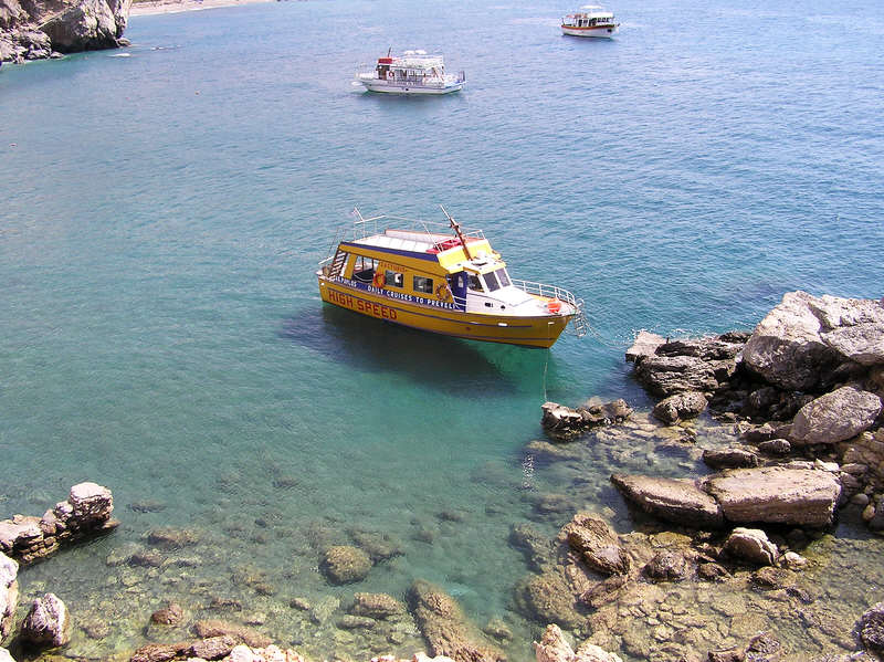 Preveli beach is now visited by tour boats bringing in scores of sun-worshippers.  (99k)