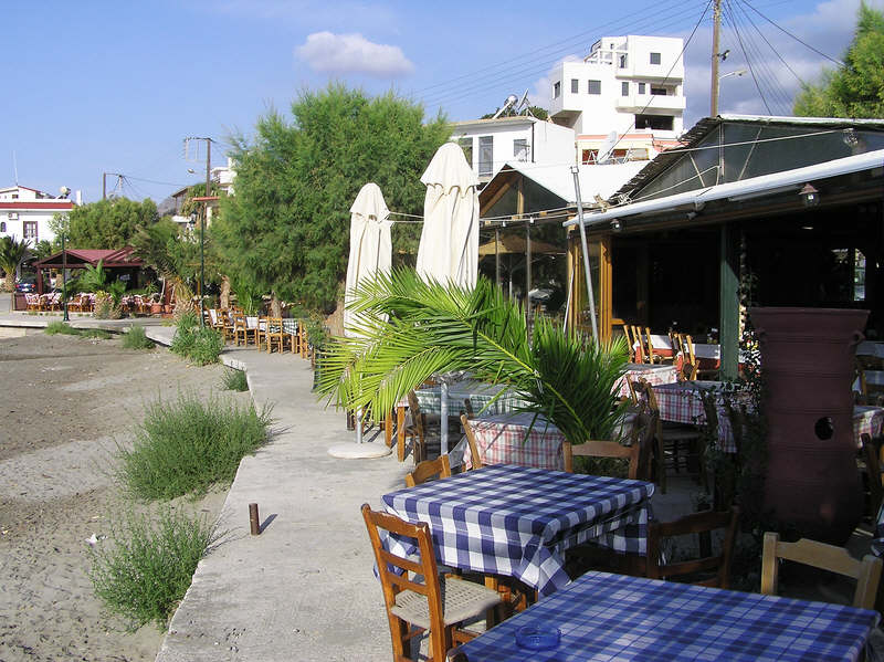 The harbour-facing side of the row of tavernas and bars.   (99k)