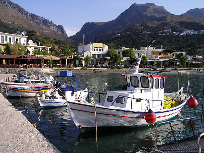 The row of harbour-side tavernas and bars from the jetty. (101k)