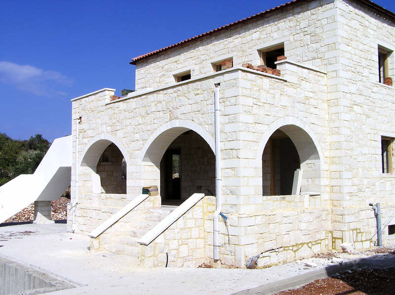 A 120m2 upside down house under construction in Little England near Vamos.�The bedrooms were downstairs, living area upstairs to maximise the view over Souda Bay. (81k)