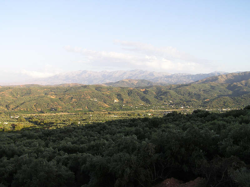 View from the same plot, looking slightly to the right of the previous picture, over the green valley towards the White Mountains.  (60k)