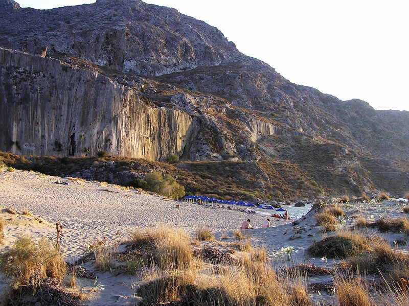 Somebody was rock-climbing up these crags at the end of the beach one day.  (102k)