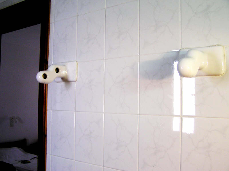Invisible towel rail in the bathroom. (33k)