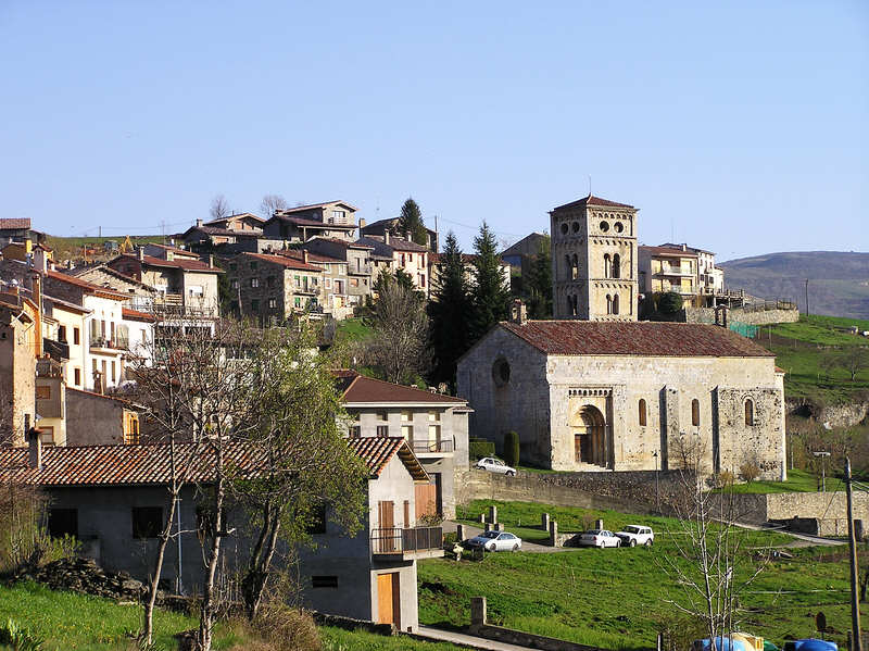 The 12th century church in the village of Mollo (97k).