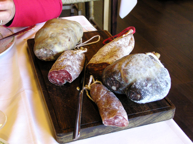 Breakfast sausages in the hotel. (98k)
