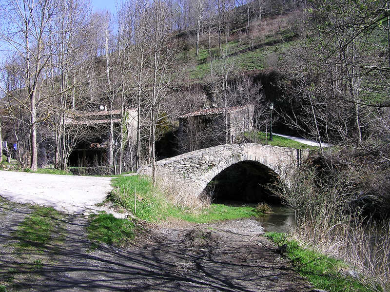 The watermill Moli de Can Fumat at the bottom of the valley next to Mollo.  (138k)