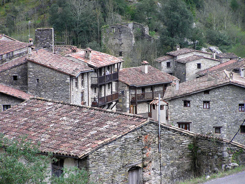 The outskirts of the medieval stone village of Beget. (127k).