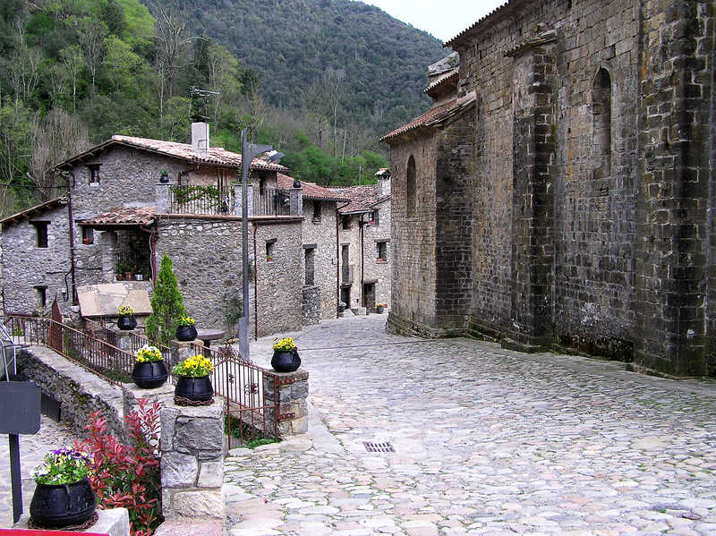 The main road through the centre of Beget.  (110k)