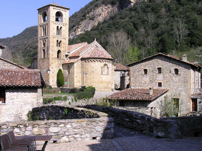 Beget church beyond the upper pack-horse bridge. (104k)