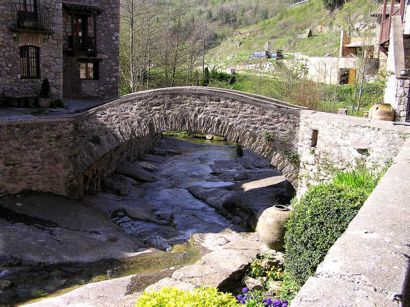 The lower pack-horse bridge at the bottom end of Beget.  (112k)