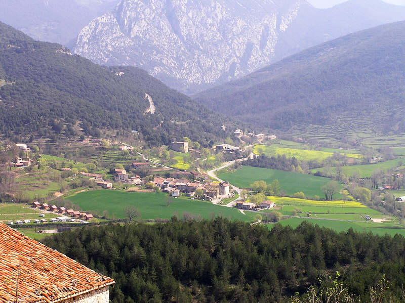 Looking back to the village of Oix. (97k)