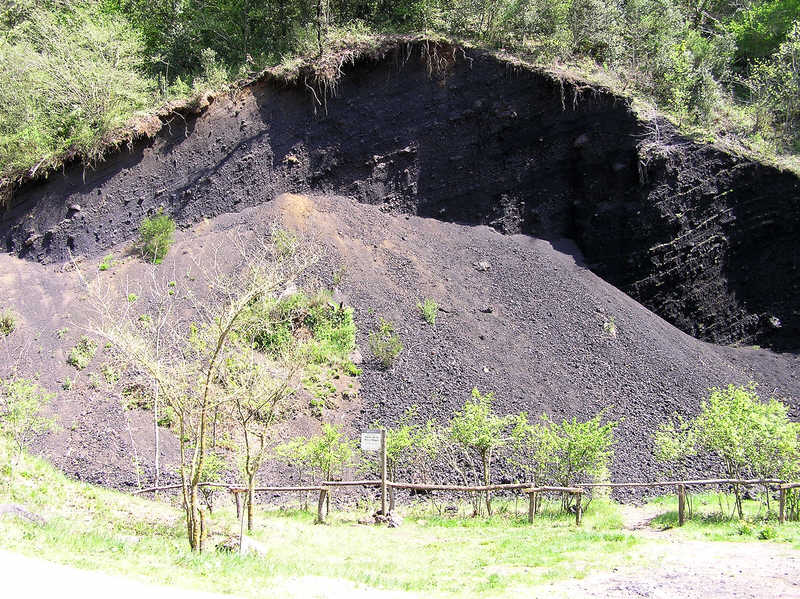 Volcanic ash and clinker exposed on the side of Volca de Rocanegra.  (130k)