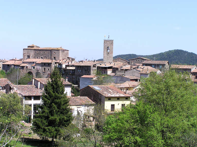 Entering Santa Pau. (98k)