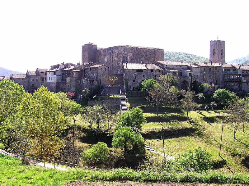 The castle and church in the centre of Sanat Pau.   (107k)