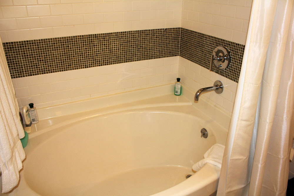 Nice big bath. (157k)