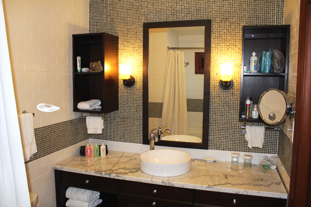 Only one washbasin, but lots of shelves and drawers. Plenty of towels, too. (225k)