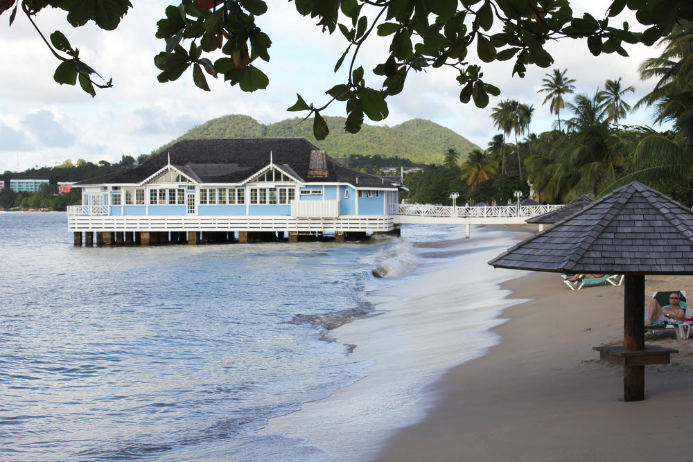 The Pier Restaurant was our favourite place to eat at Halcyon Beach.  (191k)