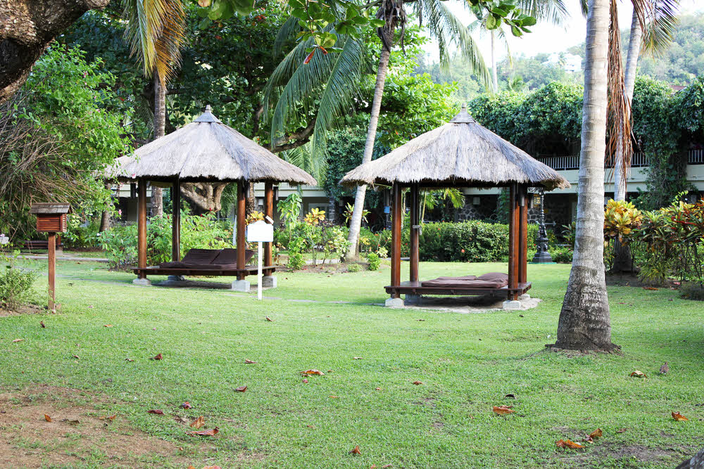 Shady relaxing sunbeds were dotted around the gardens.  (249k)