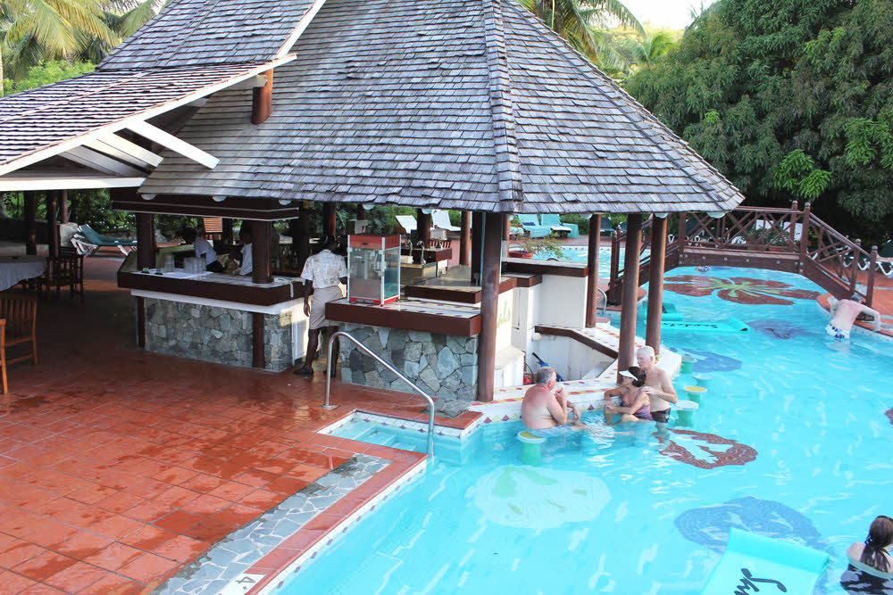 Paradise Pool bar. (178k)