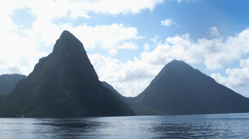 The magnificent Pitons, a UNESCO World Heritage Site, just south of Soufrière. Petit Piton is on the left and Gros Piton on the right. (99k)