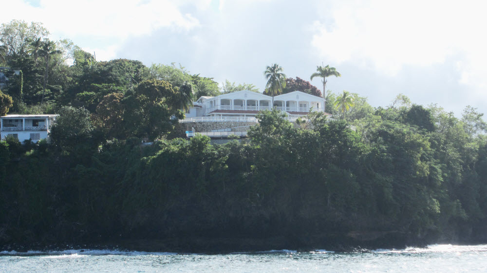 There were some rather expensive-looking holiday homes down the west coast of the island. (102k)