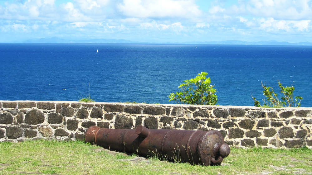 The whole point of Fort Rodney - firstly to keep an eye on the French in Martinique, 24 miles away on the horizon.... (142k)