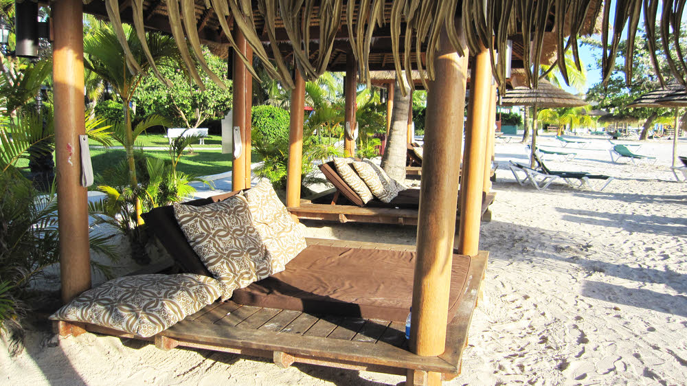 ...and double shaded sunbeds lined the beach. These were reserved for the more affluent visitors. (195k)