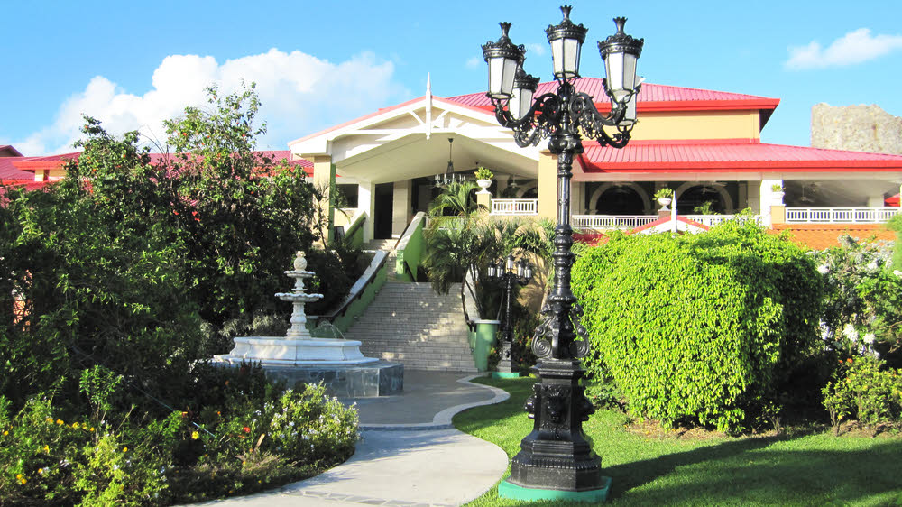 The stairs from the enormous Reception area on the upper floor lead down past Bayside and Toscanini's restaurants, both behind the trees on the left and
        right respectively. (189k)