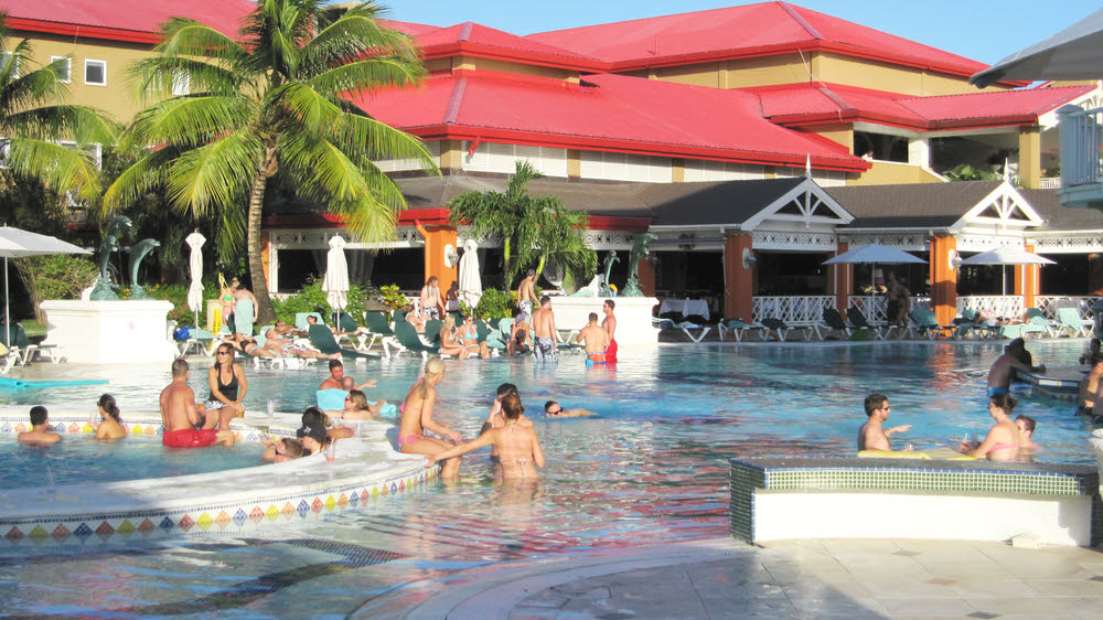 A corner of the main pool, with the swim-up bar on the right. Bayside Restaurant is behind the pool.  (164k)