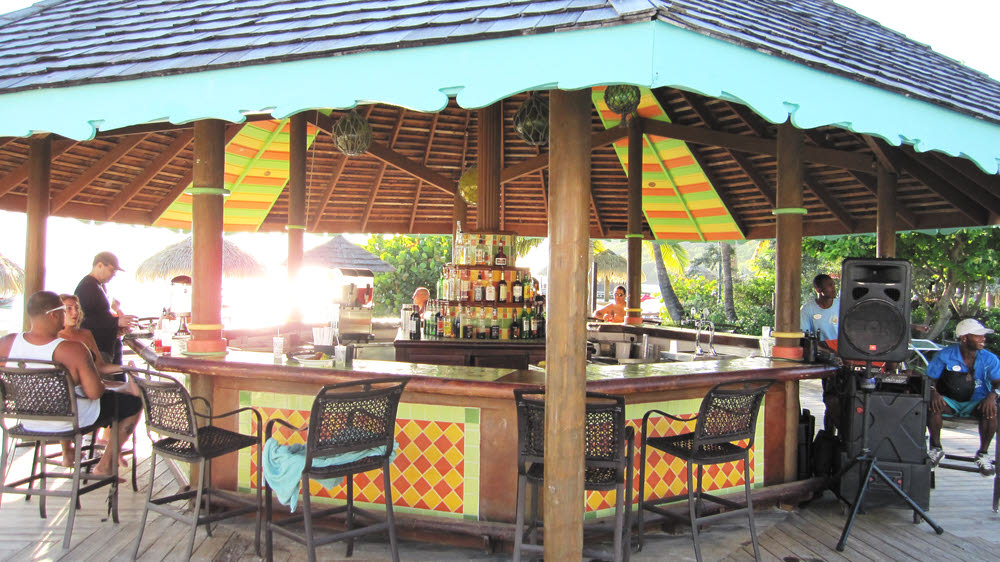 The beach bar, looking unusually quiet. (181k)
