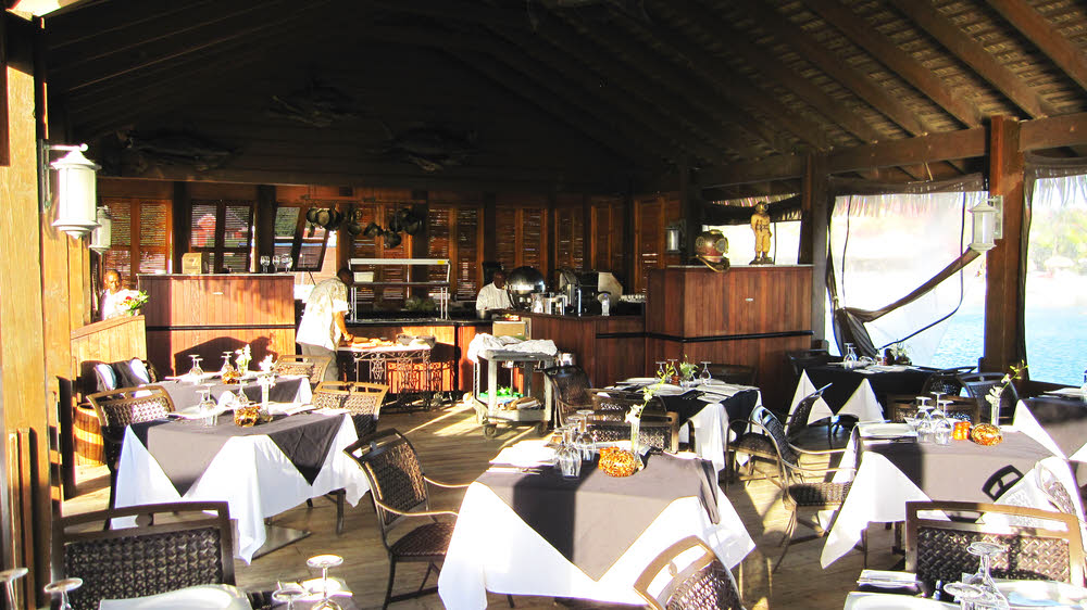 It costs extra, a lot extra, to eat here at Gordon's restaurant at the end of the main pier. No, it doesn't have a foul-mouthed chef in charge... (148k)