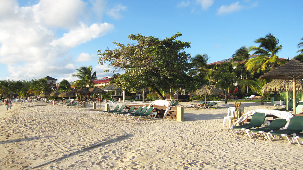 The Grande has a good, wide beach with plenty of sunbeds and sunshades. (178k)