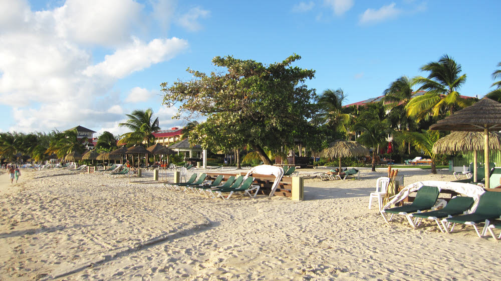 The Grande has a good, wide beach with plenty of sunbeds and sunshades.  (178k)