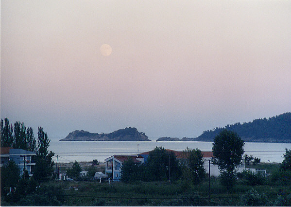 The moon rises in the early evening over the bay of Golden Beach. Picture taken from our balcony. (67k)