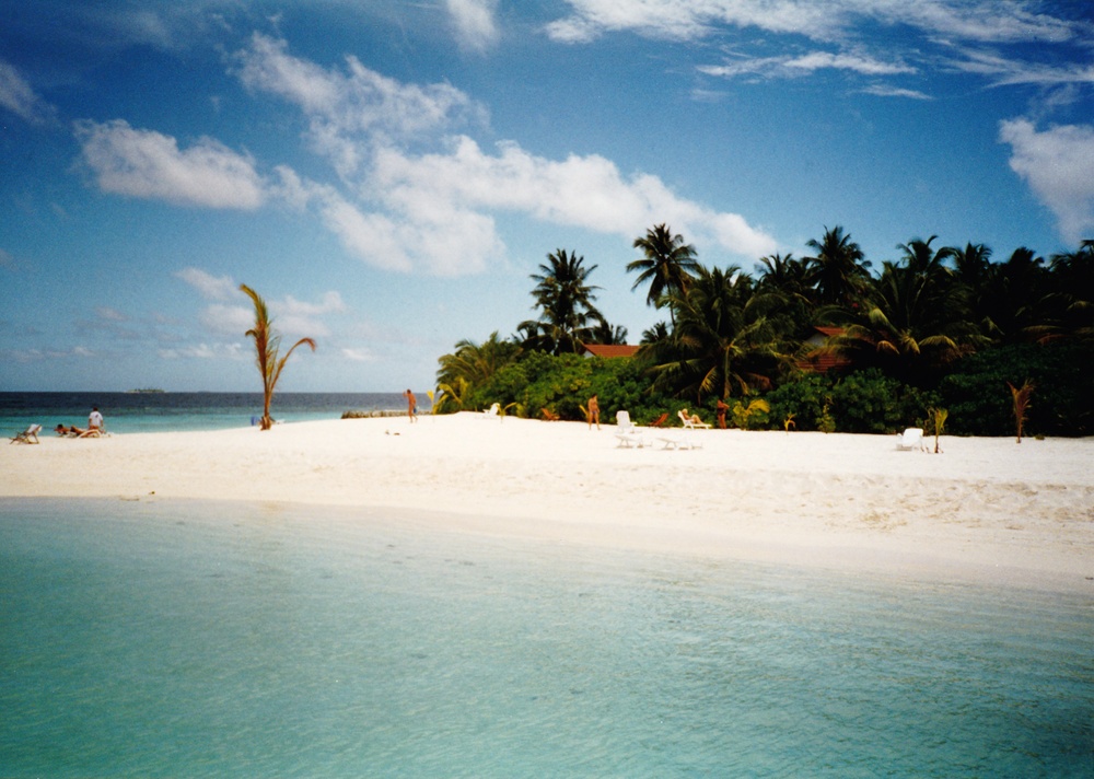 There was a wide area of soft white sand near the beach bar, with sun-loungers.