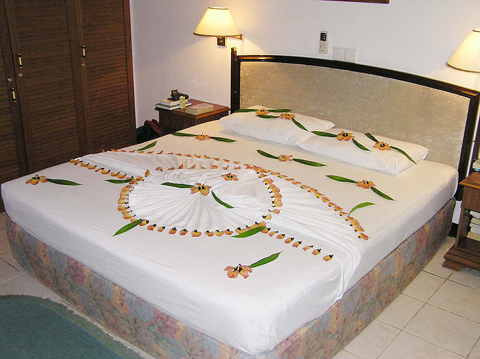 Our room boy decorated our bed with flowers and leaves. (57k)